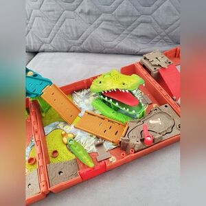 Matchbox Croc Escape Pop-Up Adventure playset. 2008